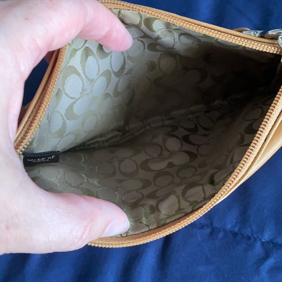 EUC Coach Wristlet - Picture 3 of 4